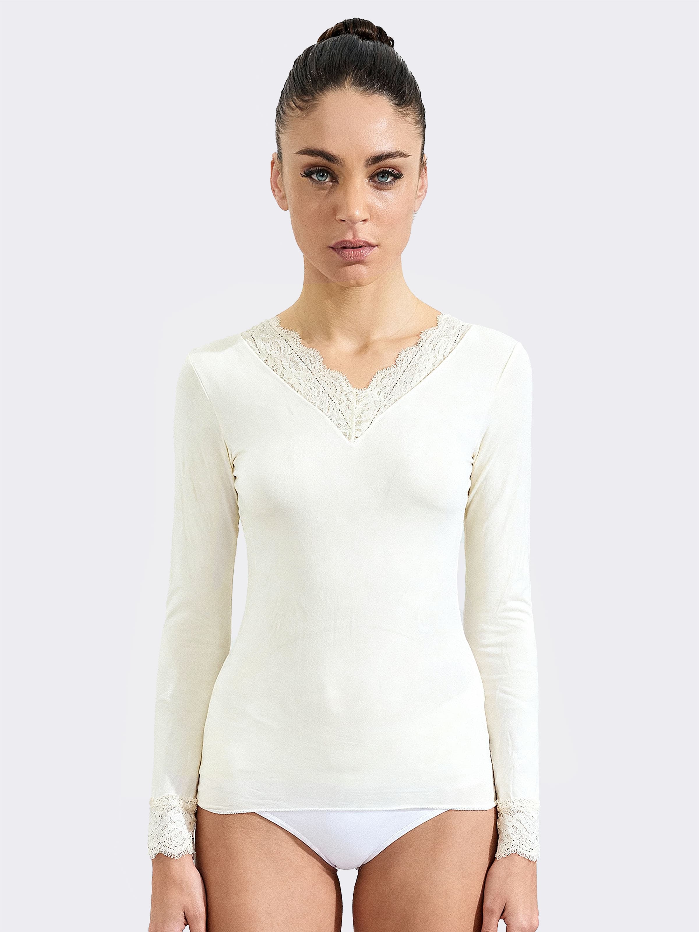 Maglia donna bianca con pizzo su scollo e polsini