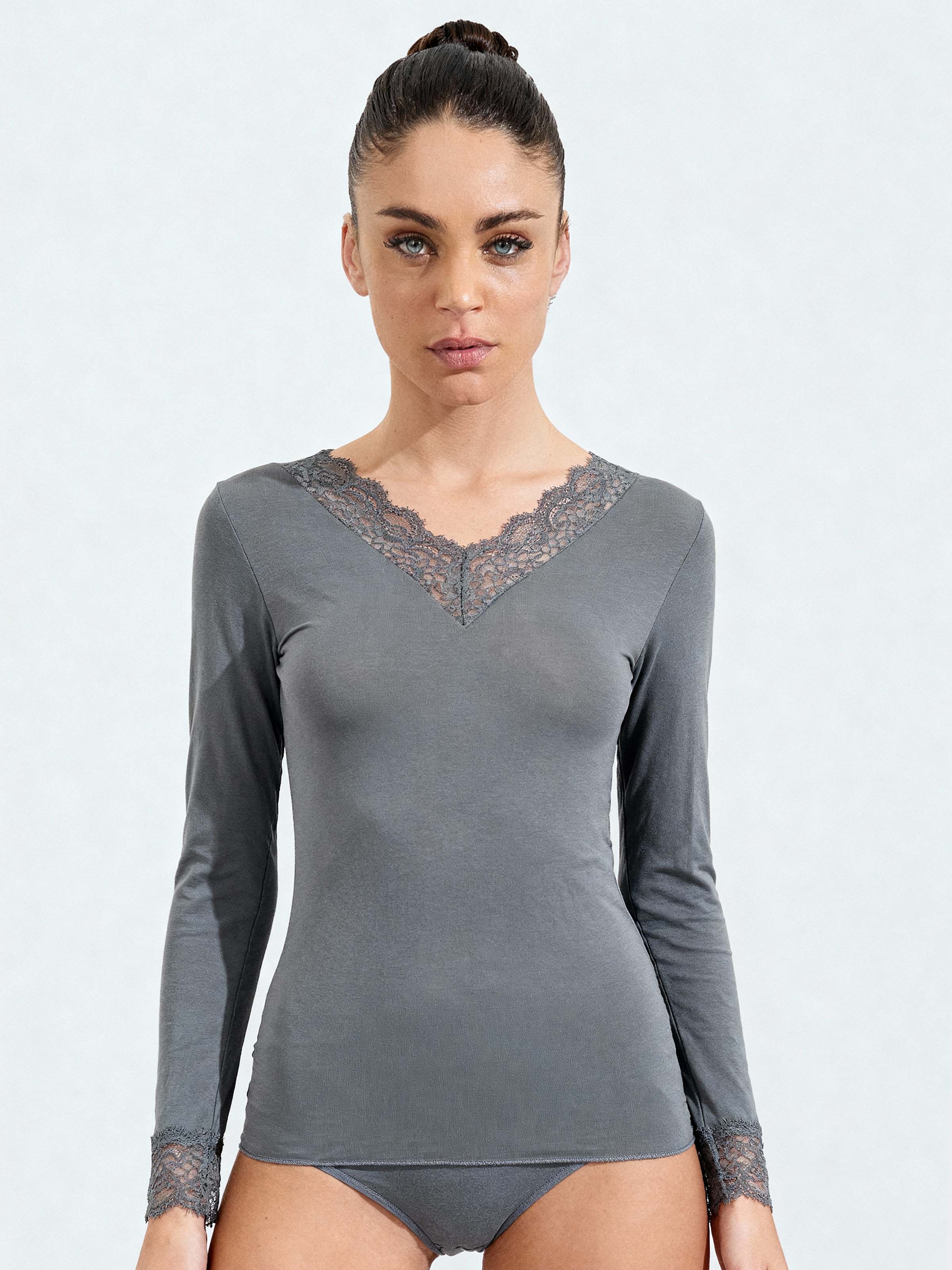 Maglia donna grigia con pizzo su scollo e polsini