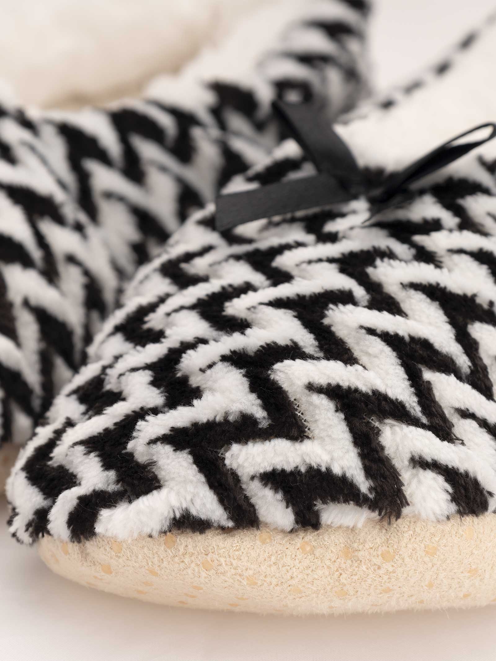 Calzini Donna Eleganti con Motivo a Zigzag e Fiocco Decorativo - Image 3
