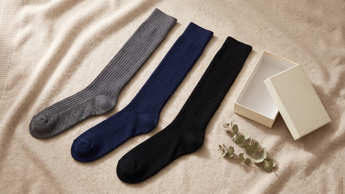 Calze uomo cashmere: come sceglierle, regalarle e curarle