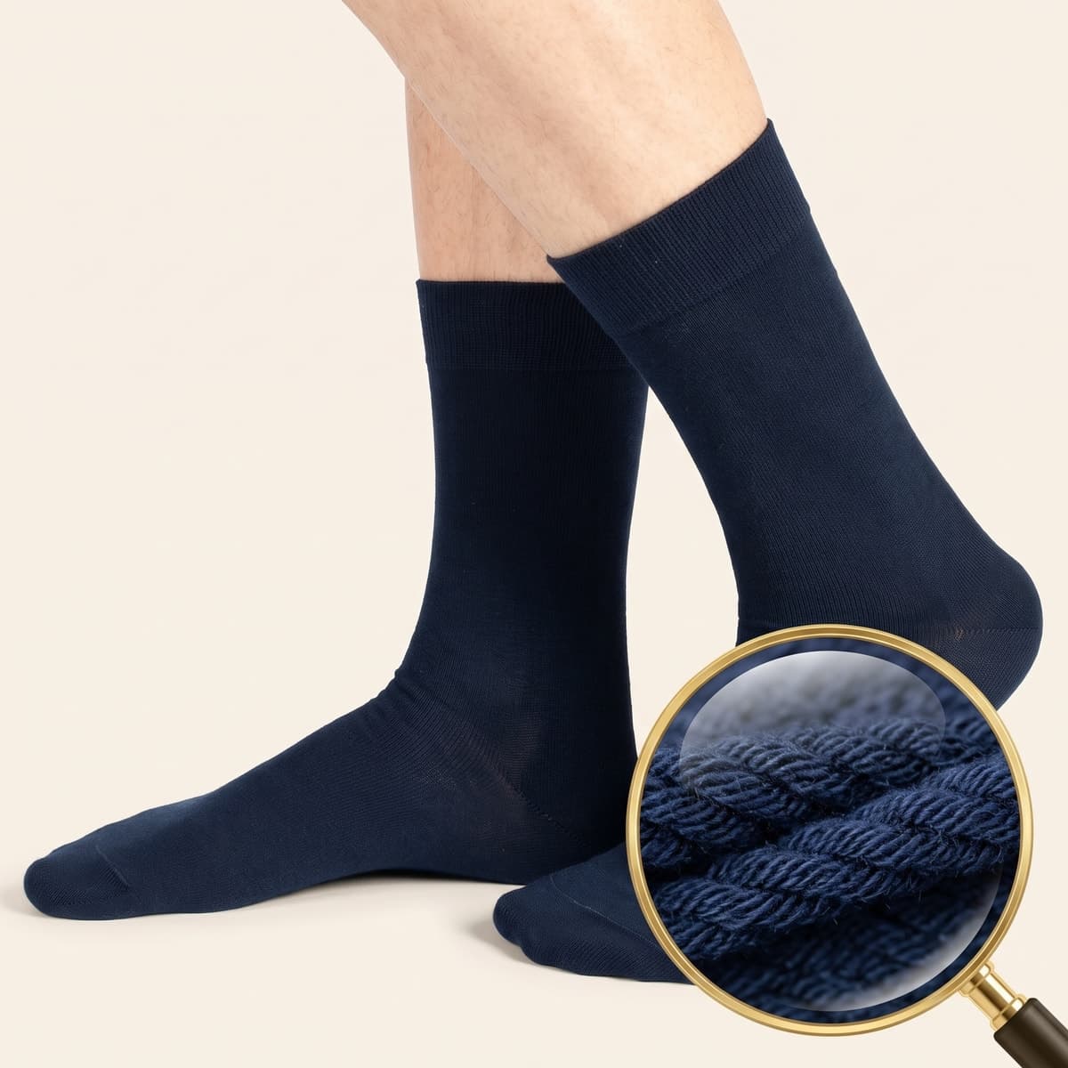 Gambe con calze corte blu navy in cotone e ingrandimento del filato ritorto