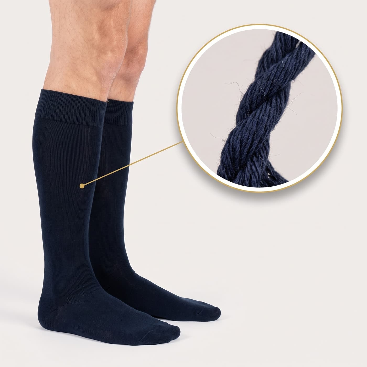 Uomo che indossa calze lunghe blu navy in cotone; in un cerchio dorato, il dettaglio ingrandito del filato ritorto