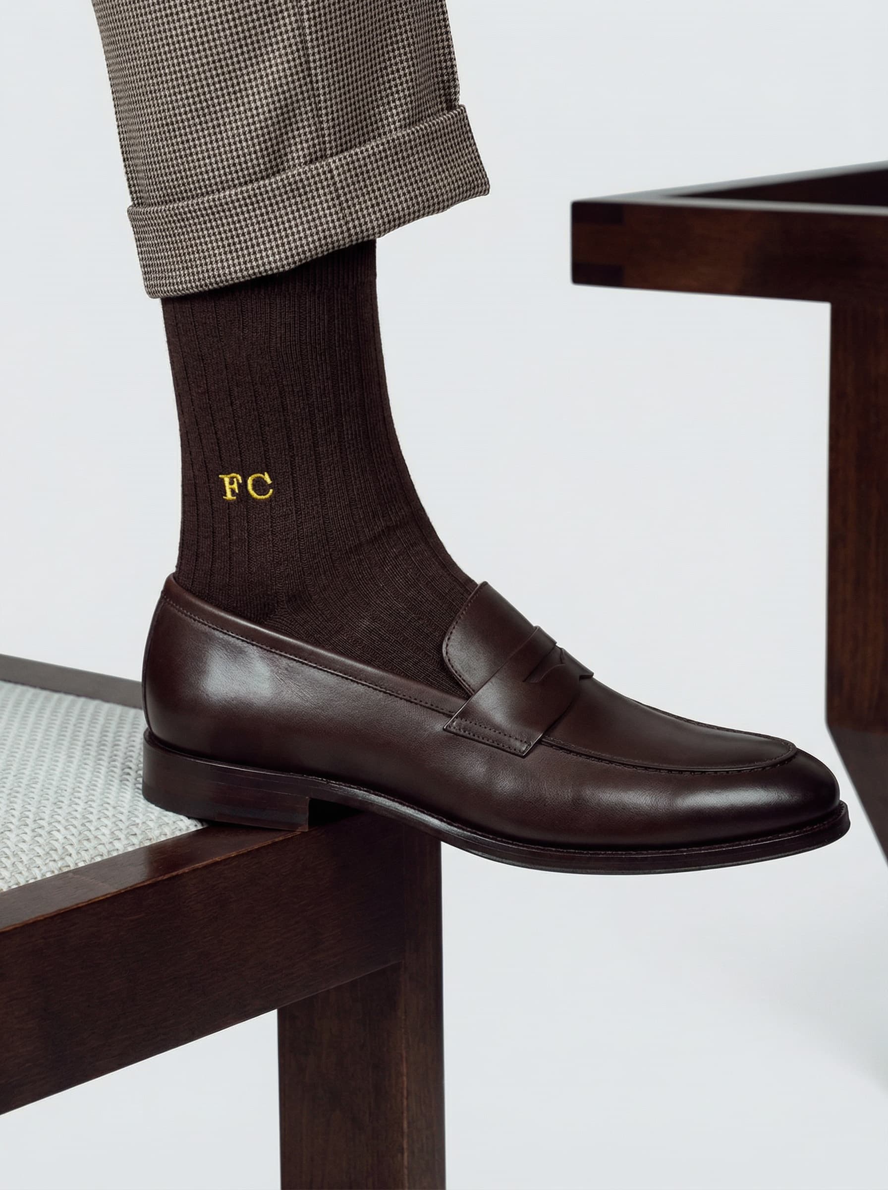 Calze in Filo di Scozia con Iniziali Ricamate: l'Idea Regalo per l'Uomo Elegante